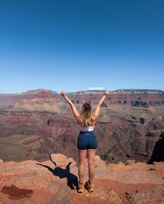 I hiked the Grand Canyon!! ⛰️🥾🌄 South Kaibab Trail to Skeleton Point is a 6-mile hike round trip. I initially wasn’t planning to hike all the way to skeleton point but I’m glad I did. The views were absolutely stunning and so surreal. You can see the Colorado River and if you look closely, you can see Phantom ranch. I highly recommend starting your hike early as possible as it does get busy and in my opinion the Grand Canyon just looks more beautiful during sunrise. There are mules that tr... South Grand Canyon, Grand Canyon Hiking Outfit, Canyon Hiking Outfit, Hiking Out West, Grand Canyon Outfit, Hiking Picture Ideas, Too Much Noise