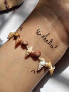 Seashell Bracelet Aesthetic, Seashell Decorations Diy, Shell Sculpture Seashells, Sea Shell Bracelet Aesthetic, Sea Shell Bracelets, Sea Shells Bracelet, Seashell Bracelet Diy How To Make, She’ll Bracelet, Seashell Bracelet Ideas