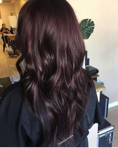 Highlights Burgundy, Pelo Color Vino, Cherry Hair Colors, Ombre Burgundy, Brown Hair Shades, Cherry Hair, Hair Color Burgundy, Dark Red Hair, Chocolate Brown Hair