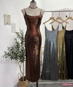 Glamorous Bodycon Dress with Asymmetrical Hemline and Adjustable Straps Elegant Bodycon Dress, Evening Gowns Elegant, U Neck, Types Of Skirts, Flare Skirt, Evening Gown, Types Of Collars, Elegant Dresses, Evening Gowns