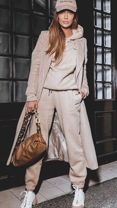 Beige Jogger Outfits Women, Sporty Casual Winter Outfits, Neutral Joggers Outfit, Casual Luxury Outfits Fall, Outdoor Date Outfit Summer, Melbourne Winter Fashion 2023, Winter 23 Fashion, Sporty Elegant Outfit For Women, Sporty Brunch Outfit