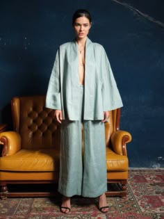 Introducing our exquisite Japanese-style kimono robe, crafted with the utmost care and attention to the detail. This boho-inspired robe is a harmonious blend of tradition and modernity, designed to envelop you in pure comfort and elegance. Made of Oeko-Tex certified pure linen, our kimono robe guarantees not only a luxurious feel but also a conscious choice for both your well-being and the environment. The Oeko-Tex certification ensures that the fabric is free from harmful substances, giving you Japanese Women Style, Elegant Linen Kimono With Kimono Sleeves, Fancy Kimono, Kimono Woman, Japanese Style Clothing, Elegant Kimono, Modern Kimono, Linen Kimono, Wrap Clothing