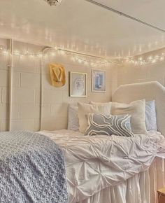 a coastal-themed college dorm room with light blue elements. string lights hang above the bed along with a cowboy hat and cute art prints Coastal Cowgirl Bedroom, Light Blue Dorm Room, Light Blue Dorm Room Ideas, Coastal Dorm Room, Light Blue Dorm, Classy Dorm Room, Coastal Dorm, Pretty Dorm Room, Dorm Room Lights