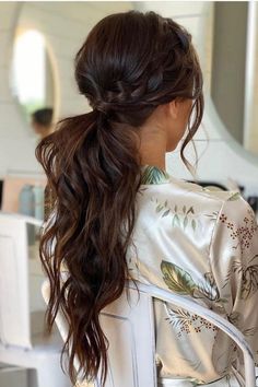 Una treccia laterale sciolta che si trasforma in una coda di cavallo con onde da spiaggia sulla nuca è tutto il glamour senza sforzo di cui avrete bisogno. Che bello! // Credito fotografico su Instagram @sposa_bruna Braid Low Ponytail, Drastic Haircut, Hairstyles Designs, Loose Side Braids, Modern Bob Hairstyles, Women's Haircuts, Brunette Bride, Super Cute Hairstyles, Modern Bob