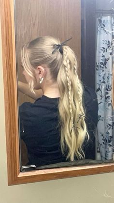 ponytail w/ two braids Check more at https://outfitfashionideas.com/2024/10/26/ponytail-w-two-braids/ Server Hair, Waitress Hairstyles, Concert Hairstyles, Sport Hair, Swift Tour, Tour Outfits, Two Braids, Work Hairstyles