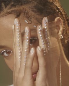 Spring 2019’s Pearl Makeup Trend Has Been Centuries In The Making Pearl Makeup, Photographie Portrait Inspiration, Mia 3, Beauty Shoot, Editorial Makeup, Photoshoot Inspo, Creative Makeup, Makeup Trends, Photo Shoot Ideas