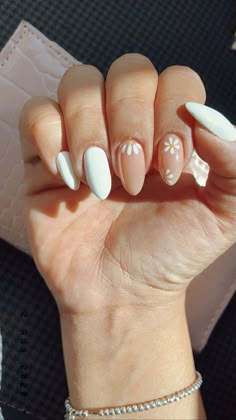 Daisy Nails, Minimal Nails, Minimalist Nails, Funky Nails