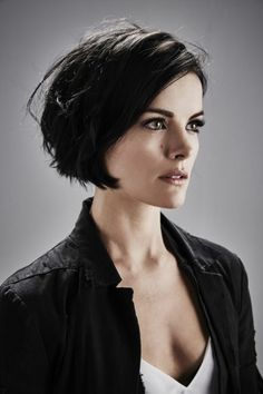 coupe-de-cheveux-femme-look-naturel-couleur-de-cheveux-naturelle Short Black Hair, Short Dark Hair, Jaimie Alexander, Haircut And Color, Hair Envy, Hair Today, Great Hair, Hair Dos, Bobs Haircuts