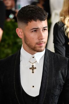 Nick Jonas Haircut, Beards And Mustaches, Short Fade Haircut, Mens Summer Hairstyles, Mens Haircuts, Summer Haircuts, Men's Haircuts, Mens Haircuts Fade, Corte De Cabelo Masculino