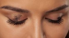 Mascara's a pretty self explanatory productrightUnfortunatelyit's not always that easyFor your best-looking lashesyou should avoid these 10 mistakes. Concealer Palette, Best Mascara, How To Apply Lipstick, Blue Nail, How To Apply Mascara, Lip Brush, Ingrown Hair