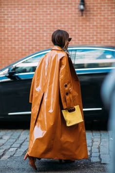 Plastic Raincoat, Trench Coat Style, Raincoats For Women, Looks Street Style, Orange Is The New Black, Coat Outfits, Street Style Inspiration, Fashion Street Style, Fashion Week Street Style