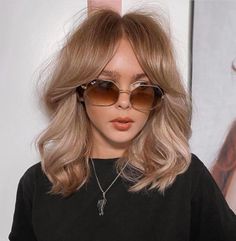 Our Top Capricorn Hairstyle Picks Are for Boss Babes Nude Blonde Hair, 70s Hairstyle, Haircut Bangs, Lady Locks, 70 Hairstyles, Beige Hair, Disco Style, Hair Pics, Wella Hair