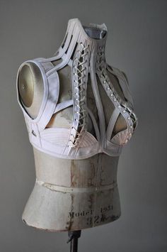 Skeleton Neck, Neck Brace, Filmy Vintage, Lingerie Inspiration, Frou Frou, Dress Forms, Corset Lingerie, Dolce E Gabbana, Mode Inspo