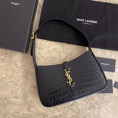 2021 Spring and Summer Show YSL’s new armpit bag has a minimalist shape and logo. It is simple and beautiful. The advanced opening and closing is a buckle design with a half-open method.

The size is 23x16x6.5cm. Large Leather Bag, Armpit Bag, Lv Purse, Small Leather Bag, Fendi Peekaboo, Lv Shoes, Medium Handbags, Crocodile Pattern, Lv Handbags