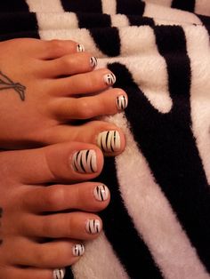 zebra toes Arte de uñas de pies, Diseños de uñas pies, Manicura de uñas Zebra Nails, Nails Only, Great Nails, Toe Nail Art, Cute Nail Designs