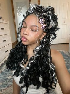 @diaraaya White And Black Braids Hairstyles, Black And White Braids With Curls, Twin Braids With Bangs, Kawaii Natural Hairstyles, Hello Kitty Braids, Jellyfish Hair Braids, Black And White Braids For Black Women, Grey Braids Hairstyles, Black And Grey Braids