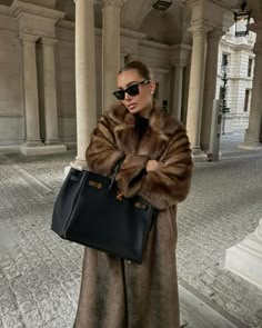 Brown Fur Coat Outfit, Fur Coat Outfit, Winter Mode Outfits, Robes Glamour, Long Faux Fur Coat, Outfit Formulas, Trendy Street Style, Virtual Stylist, Looks Street Style