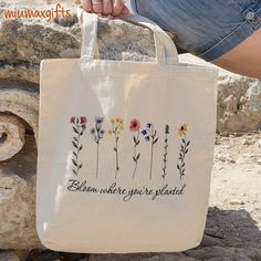 Tote Bag Flower Design, Canvas Bag Design, Bags Sewing, Floral Tote Bag, Diy Bag Designs, Painted Tote