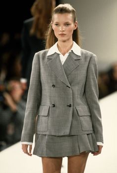 90s Catwalk, Kate Moss Runway, Corporate Core, Corp Core, Work Aesthetic, Fits Ideas, Carolyn Murphy, Gilmore Girl, 90s Runway Fashion