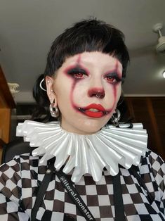 Clown Nose Makeup, Gore Clown Makeup, Dead Clown Makeup, Clown Make Up Aesthetic, Traditional Clown Makeup, Orange Clown Makeup, Cool Clown Costume, Hot Clown Halloween Costumes, Goth Clown Costume