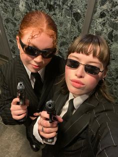 mib man in black movies halloween costume costumes girls bff Halloween Duos, Duo Costumes, Hot Halloween Outfits, Halloween Coustumes, Duo Halloween Costumes, Pretty Halloween, Trendy Halloween Costumes, Halloween Costumes Friends, Men In Black