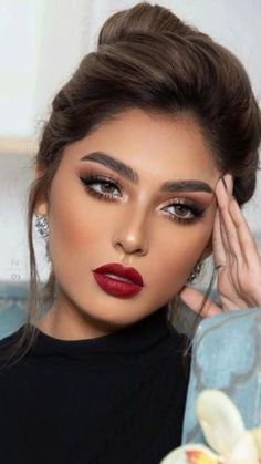 Burgundy Makeup Look, Dinner Makeup, Halloween Makeup Tutorial Easy, Classic Makeup Looks, Burgundy Makeup, Wedding Makeup Tutorial, Holiday Makeup Looks, Classic Makeup, Red Lip Makeup