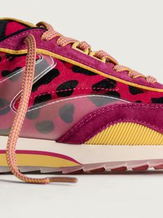 Discover the unique fusion between art and fashion with the PINK LADY sneakers. These sneakers capture the essence of the illustrator's inspiration, combining color, patterns and shapes. With high-quality materials including leather and synthetic, they offer durability and style. The ergonomic sole provides all-day comfort, while the Memory-Foam® insole ensures a perfect fit. Complete your look with jeans or a skirt and stand out on any occasion with this bold fashion touch. Style: Running shoeS Abbey Lossing, Sneaker Cleaner, Illustrator Inspiration, Sneakers Pink, Art And Fashion, Pink Lady, Ankle Boots Flat, Art Pink, Wallet Accessories