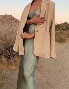 Dress And Blazer Outfit, Hiking Attire, Minimalist Moda, Beige Blazer, Braut Make-up, Dress And Jacket, Looks Street Style, Silk Slip Dress, Moda Vintage