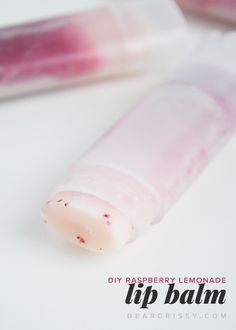 DIY Raspberry Lemonade Lip Balm - This gorgeous ombre raspberry lemonade lip balm is easy to make and is ultra-moisturizing for your lips! Balm Recipe, Diy Lips, Raspberry Lemonade, Diy Body, Beauty Recipe