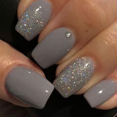 Floral inspired nude nail art. Give life to your nude nails by adding white polish on the tips with flower details on them. #nudenails #nailideas #nails Nude Color Nail Art, Gel Pedicure, Silver Glitter Nails, Valentine Nails, Colorful Nails, Gray Nails, Dipped Nails, Glitter Nail Art, Short Acrylic Nails