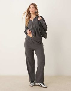 Broeken en leggings van ASOS DESIGN Deel van een combi-set Hoodie wordt apart verkocht Lage taille Elastische tailleband Elastische boorden Ruimvallende snit Cuffed Sweatpants, Buy Jeans, Cuffed Joggers, Spring Floral Dress, Long Black Dress, Jumpsuit Shorts Rompers, Satin Slip Dress, Leather Dresses, Maxi Dress Trend