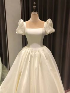 Dresses 50s, Satin Wedding Dresses, Vintage Wedding Dresses, Wedding Dresses Satin, Fashion Wedding, Dresses Vintage, Satin Wedding, City Aesthetic, Wedding Dress Styles