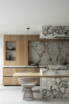 kitchen, interior design, interiors, gorgeous kitchens Marble Countertops Kitchen, European Kitchens, Minimal Kitchen, Marble Kitchen, Marble Backsplash, Calacatta Marble, Wood Kitchen Cabinets, Marble Counter, Oak Kitchen