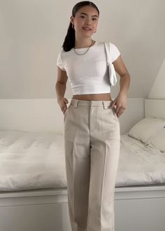 Clean Minimalist Outfit, Feminine Outfits With Pants, Cute Neutral Outfits, Clean Style Outfit, Basic Outfits Minimalist, Smart Casual Women Summer, Beige Pants