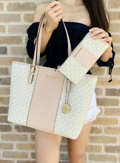 Kate Spade Designer, Michael Kors Designer, Purse Boutique, Michael Kors Sneakers, Pink Wallet, Cheap Purses, Carryall Tote