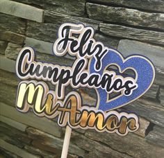 a cake topper that says, feli's cumpleanos mama