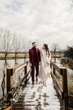 mariage d'hiver en costume rouge et robe blanche aux manches longues à dentelle Winter Wedding, Wedding Inspo