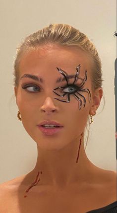 Spider Eye Face Paint, Simple Halloween Makeup Looks Eyeliner, Simple Face Painting Ideas Halloween, Easy Spooky Halloween Makeup, Spooky Makeup Ideas, Spider On Face Makeup, Animal Makeup Easy, Haloween Mackup Ideas Simple, Halloween Makeup For School