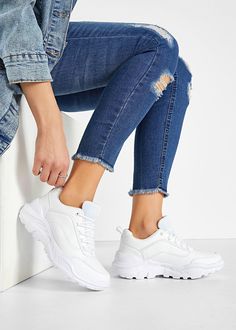 Modernas zapatillas Chunky. Con suela con plataforma, tacón de 4 cm de altura, cordones para regular la holgura, costuras decorativas. Plateau Sneaker, Rainbow Sneakers, Chunky Sneakers, Smart Casual, Blue Jeans, Baskets, Couture, Boots, Sneakers