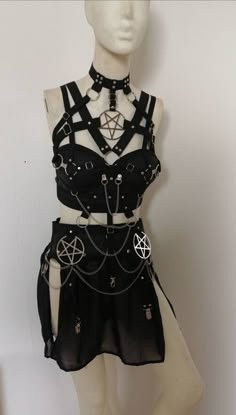 High quality vegan leather harness top + chiffon mini skirt. Chiffon part is 35cm long. You can choose the lenght. Very comfy and adjustable. Clothes Design Inspiration, Jumpsuit Outfit Ideas, Chiffon Mini Skirt, Goth Outfit Ideas, Skirt Chiffon, Harness Fashion, Outfit Short, Jumpsuit Outfit, Leather Harness