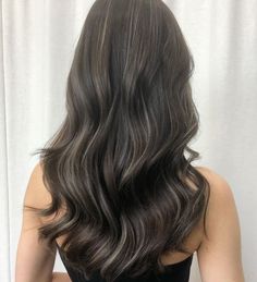 Foil highlights help upgrade the color of your hair and also add more texture and depth to your hairdo too🙌 Japanese Hair Highlights, Asian Hair Color Balayage, Korean Highlights Hair Color, Highlights For Black Hair Asian, Korean Balayage Hair, Dyed Dark Hair, Korean Highlights, Japanese Hair Color