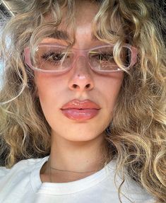 Pelo Color Vino, Glasses Inspiration, Chica Cool, Gloss Labial, Stylish Glasses, Aesthetic People, Pretty Makeup, Glasses Fashion, Makeup Inspo