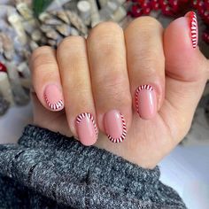 Christmas Nails Candy Cane, Festive Nail Colors, Nails Candy Cane, Line Nail Designs, Candy Cane Nails, Cute Christmas Nails, Christmas Gel Nails, Nail Candy, Christmas Nails Acrylic