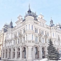 a large white building with lots of windows