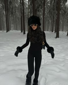 10 Winter Outfits To Channel Your Inner Snow Bunny Snow Outfits For Women, 10 Winter Outfits, Russian Clothing, Outfit Elegantes, Ski Outfits