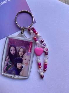 Jewelry Kpop Blackpink, Blackpink Gift Ideas, Kpop Present Ideas, Pulseras Aesthetic Kpop, Blackpink Keychain, Blackpink Diy, Keychain Diy Easy, Kpop Gifts, Bts Bracelet