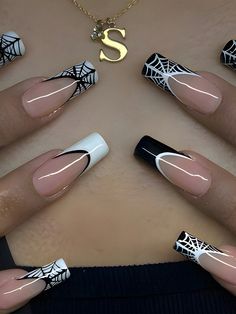 Mejore su apariencia con un conjunto de arte de uñas largo de 24 piezas en forma de ataúd con diseño de telaraña francesa negra y blanca y pedrería araña, ideal para fiestas, bailes o festivales Blanco y Negro     Animal Uñas de Color   Nail,Hand & Foot Care, size features are:Bust: ,Length: ,Sleeve Length: Square Acrylic Nails Black And White, Halloween Nails Spiders, Halloween White Nails, Spider Web French Tip Nails, Black And White Square Nails, Black Spider Nails, Black Square Nails Design, Long Halloween Acrylic Nails, White Halloween Nails