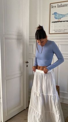 Long White Skirt, White Skirt Outfits, Spring Skirt Outfits, Skirt Outfit Summer, White Long Skirt, Feminine Skirt, Long Skirt Outfits, White Maxi Skirts, Maxi Skirt Outfits