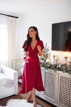 I always enjoy decorating my home for the holidays and having friends over for cocktails! Today, I'm sharing how to style a holiday bar cart. Christmas Outfit Ideas For Teenagers, Christmas Outfits Teens, Formal Christmas Party, Christmas Outfits Dressy, Red Dress Christmas Party, Cart Bar, Christmas Outfit Inspiration, Glamorous Christmas, Holiday Bar