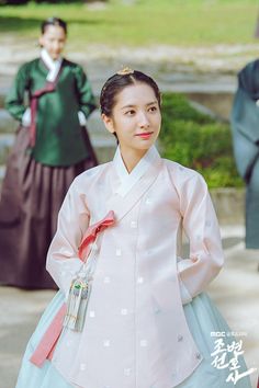 Korean Hanbok Princesses, Traditional Korean Clothing, Korea Hanbok, Korean Princess, Royal Queen, T Dress, Traditional Korean